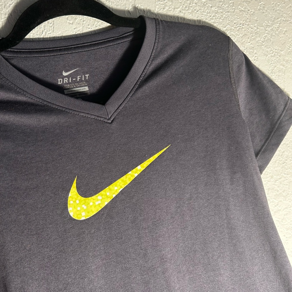 Nike ☀️Women's Ash Gray V-Neck Top with Yellow Logo - Picture 2 of 3